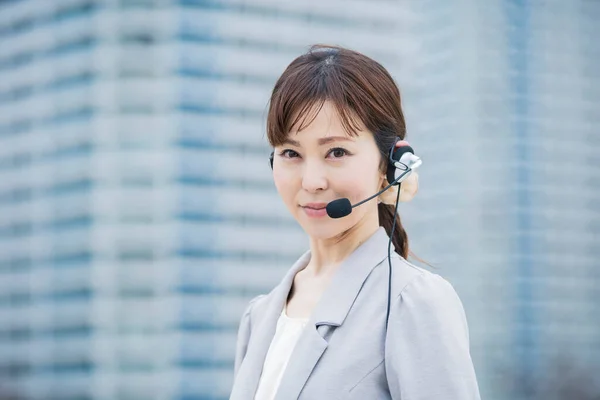 Aziatisch Japans Vrouwelijke Operator Het Dragen Van Koptelefoon Met Microfoon — Stockfoto