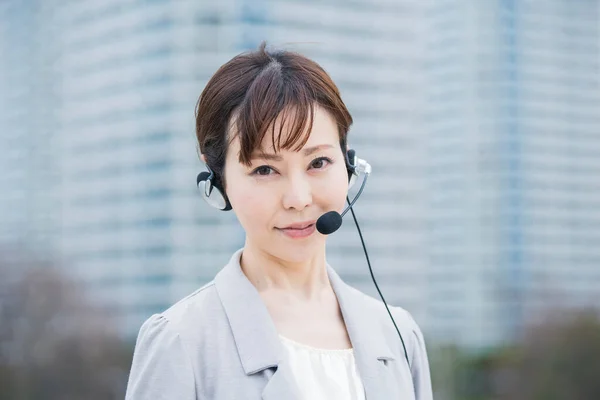 Asian Japanese Female Operator Wearing Headphones Microphone Business District — Stock Photo, Image