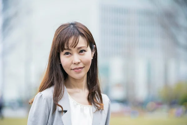 Porträt Einer Lächelnden Asiatischen Japanischen Geschäftsfrau Sonnigen Tagen Freien — Stockfoto