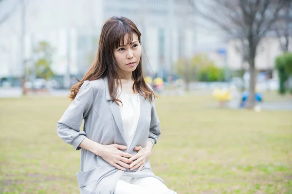 Junge Asiatin Hält Hände Mit Schmerzen Bauch Freien — Stockfoto