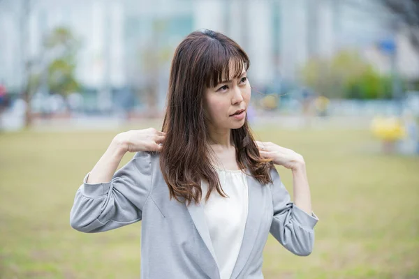 Jonge Aziatische Vrouw Houdt Handen Met Pijn Schouder Buiten — Stockfoto