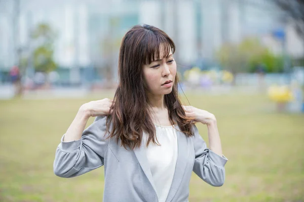 Giovane Donna Asiatica Che Tiene Mano Con Dolore Spalla All — Foto Stock