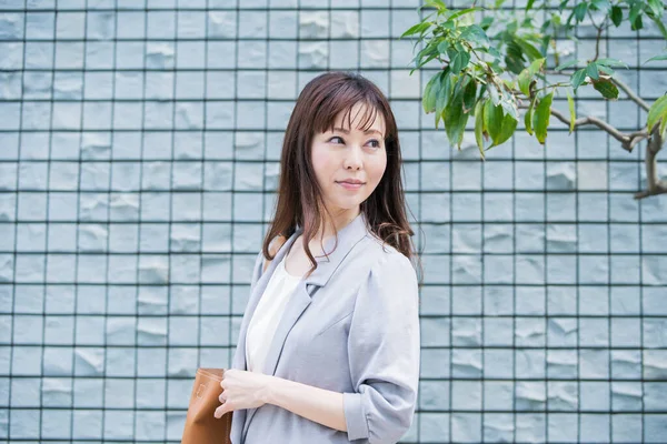 Asiatische Geschäftsfrau Pendelt Business Freizeitkleidung Ins Geschäftsviertel — Stockfoto