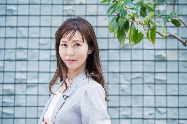 Πορτρέτο Της Χαμογελαστή Ασιάτισσα Ιαπωνική Επιχειρηματίας Εξωτερικούς Χώρους Ηλιόλουστη Μέρα — Φωτογραφία Αρχείου