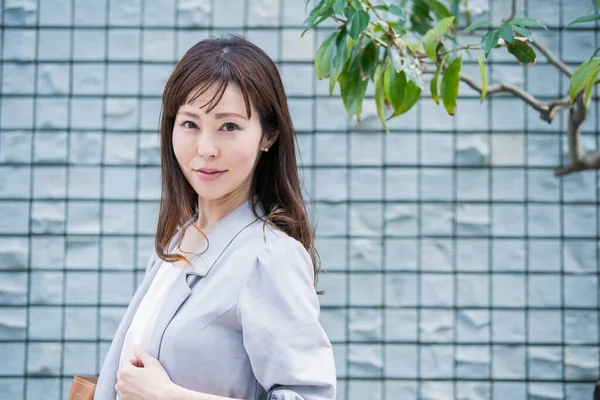 Πορτρέτο Της Χαμογελαστή Ασιάτισσα Ιαπωνική Επιχειρηματίας Εξωτερικούς Χώρους Ηλιόλουστη Μέρα — Φωτογραφία Αρχείου