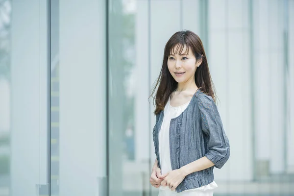 Portret Uśmiechniętej Azjatyckiej Japońskiej Kobiety Biznesu Świeżym Powietrzu Słoneczny Dzień — Zdjęcie stockowe