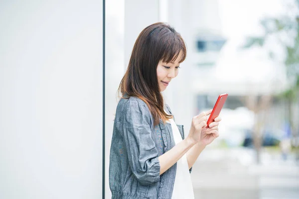Mulher Negócios Asiática Usando Smartphone Tirando Fotos Usando Aplicativos — Fotografia de Stock