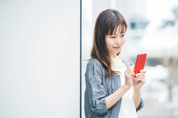 Asiatisk Affärskvinna Som Använder Smartphone Och Fotograferar Och Använder Applikationer — Stockfoto