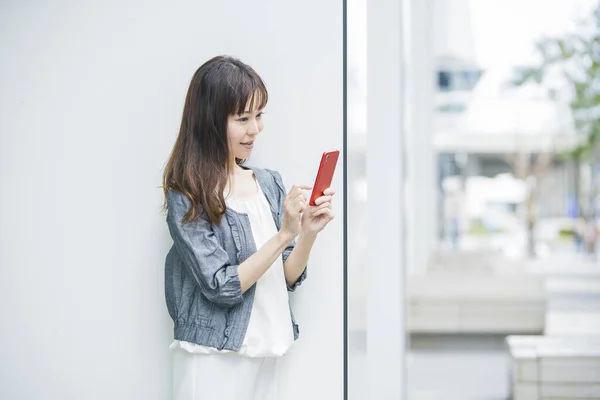 Asiatica Donna Affari Utilizzando Smartphone Scattare Foto Utilizzando Applicazioni — Foto Stock