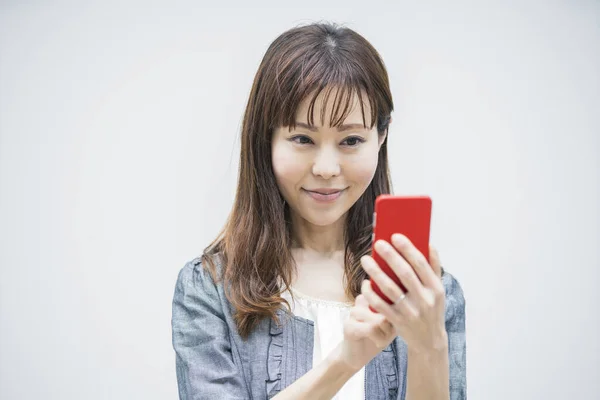 Asyalı Kadını Akıllı Telefon Kullanıyor Fotoğraf Çekiyor Uygulamalar Kullanıyor — Stok fotoğraf