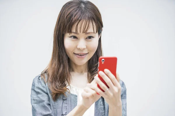 Asiatische Geschäftsfrau Nutzt Smartphone Und Macht Fotos Und Nutzt Anwendungen — Stockfoto