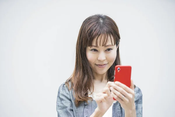 スマートフォンを使って写真を撮り アプリを使ってアジアのビジネス女性 — ストック写真