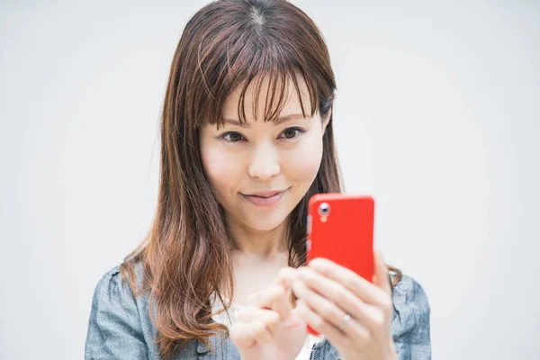 Asiatische Geschäftsfrau Nutzt Smartphone Und Macht Fotos Und Nutzt Anwendungen — Stockfoto