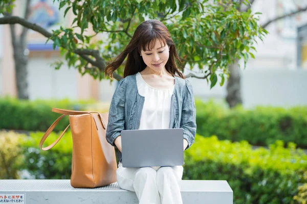 Asiática Japonesa Trabajadora Oficina Que Trabaja Aire Libre Con Una — Foto de Stock