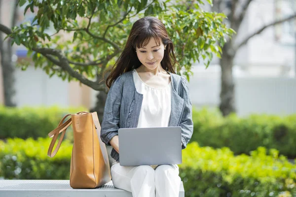 Asiatisk Japansk Kvinnlig Kontorsarbetare Som Arbetar Utomhus Med Bärbar Dator — Stockfoto