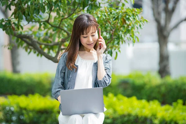 Asiatische Japanische Büroangestellte Arbeitet Freien Mit Einem Laptop — Stockfoto