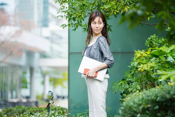 Asiatico Giapponese Donna Ufficio Lavoratore Che Lavora All Aperto Con — Foto Stock