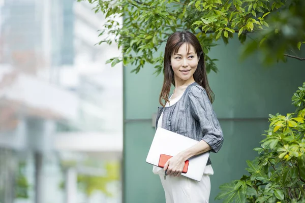 Asiatico Giapponese Donna Ufficio Lavoratore Che Lavora All Aperto Con — Foto Stock