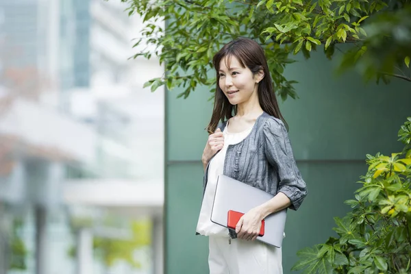 Asiatische Japanische Büroangestellte Arbeitet Freien Mit Einem Laptop — Stockfoto