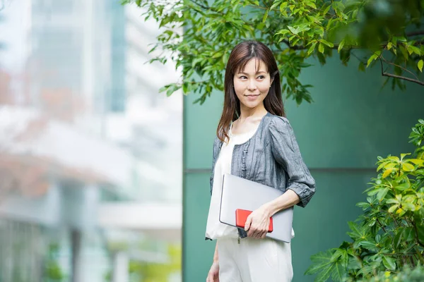 Asiatische Japanische Büroangestellte Arbeitet Freien Mit Einem Laptop — Stockfoto