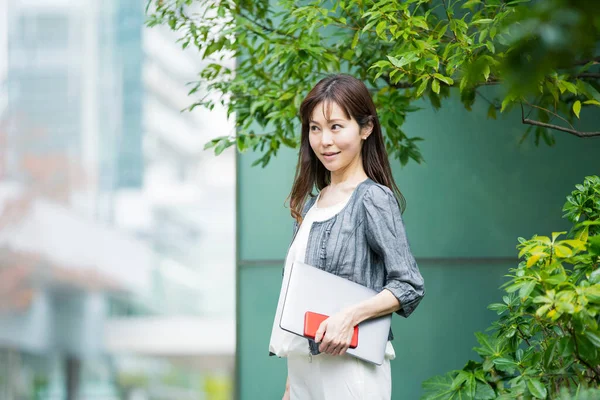 Ázsiai Japán Női Irodai Dolgozó Dolgozik Szabadban Egy Laptop — Stock Fotó
