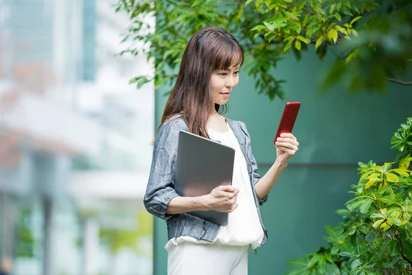 Mujer Negocios Asiática Usando Smartphone Tomando Fotos Usando Aplicaciones — Foto de Stock