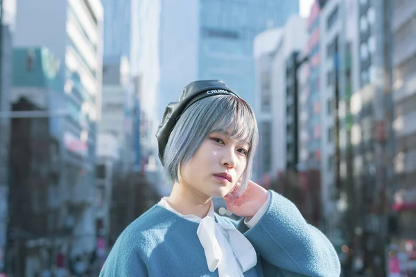 Νεαρή Ασιάτισσα Μπλε Μαλλιά Στη Σιμπούγια Τόκιο Ιαπωνία — Φωτογραφία Αρχείου