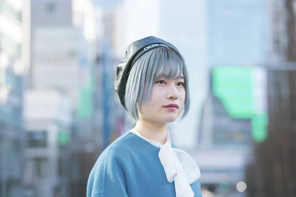 渋谷に青い髪の若いアジアの女性 — ストック写真