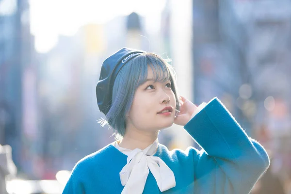 Jovem Mulher Asiática Com Cabelo Azul Shibuya Tóquio Japão — Fotografia de Stock