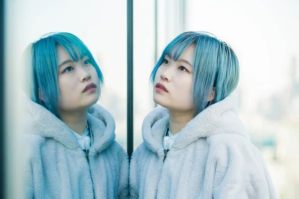 Νεαρή Ασιάτισσα Γιαπωνέζα Μπλε Μαλλιά Και Αντανάκλαση — Φωτογραφία Αρχείου