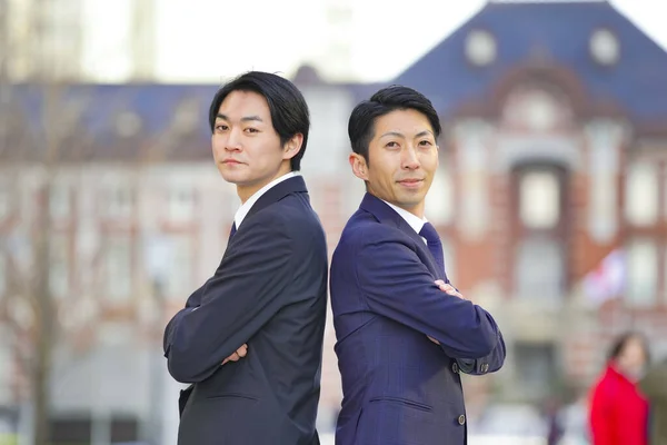 Команда Двух Азиатских Бизнесменов Стоящих Скрещенными Руками Улыбающихся — стоковое фото