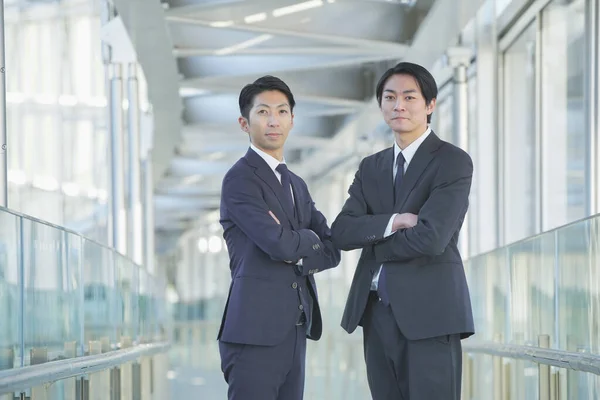 Uma Equipe Dois Empresários Asiáticos Braços Cruzados Sorrindo — Fotografia de Stock