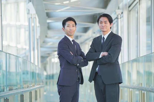 Een Team Van Twee Aziatische Zakenmannen Met Gekruiste Armen Glimlachende — Stockfoto