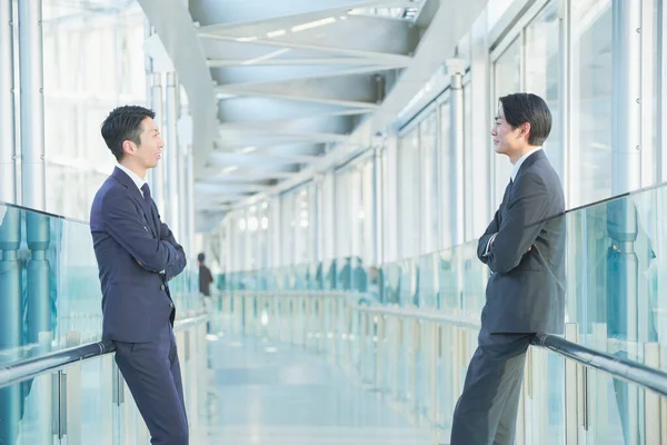 Два Азиатских Бизнесмена Разговаривают Находясь Социальной Дистанции — стоковое фото
