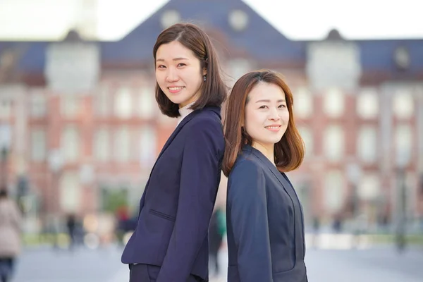 Ein Team Von Zwei Asiatischen Geschäftsfrauen Die Seite Seite Mit — Stockfoto
