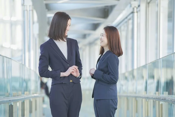 Asiatische Geschäftsfrauen Kollegin Einem Anzug Freien Entspannen Und Plaudern — Stockfoto