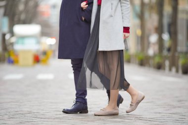 Asyalı (Japonca) genç aşıklar dışarıda konuşuyorlar ve gülüyorlar ve samimi olarak.