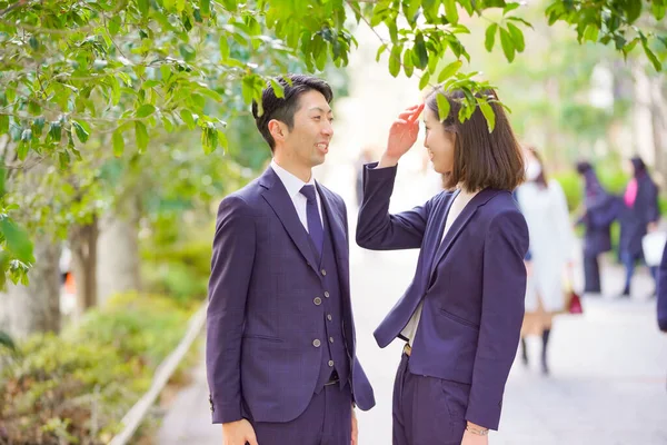 Asiatische Männliche Und Weibliche Geschäftsteams Entspannen Und Plaudern Freien — Stockfoto