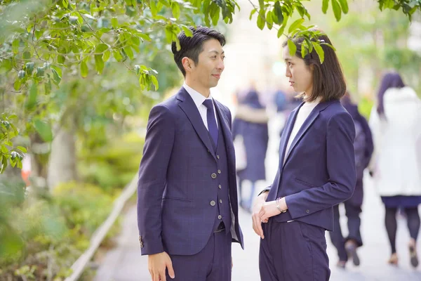 Asyalı Erkek Kadın Adamları Dışarıda Gevşeyip Sohbet Ediyorlar — Stok fotoğraf