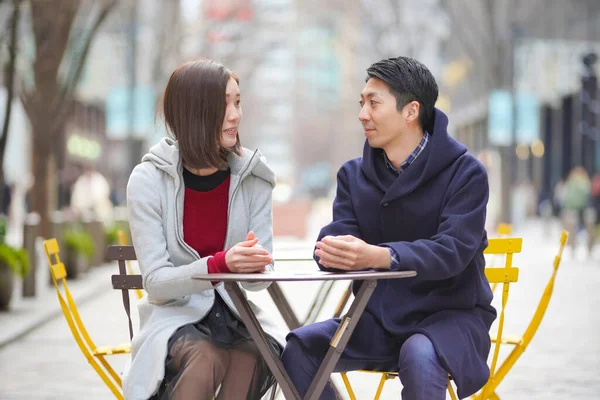 Asiatische Japanische Junge Liebende Unterhalten Sich Freien Und Lächeln Innig — Stockfoto