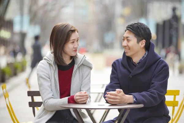 Asiático Japonés Jóvenes Amantes Hablando Aire Libre Sonriente Íntimamente —  Fotos de Stock