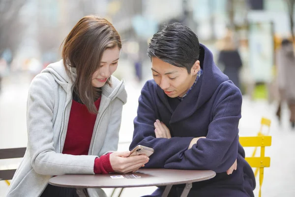 Aziatisch Japans Jonge Liefhebbers Kijken Smartphone Intiem Met Een Glimlach — Stockfoto
