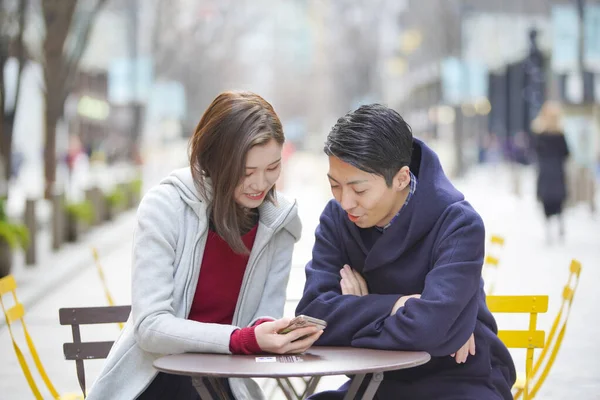 Asiático Japonés Jóvenes Amantes Viendo Teléfono Inteligente Íntimamente Con Una —  Fotos de Stock