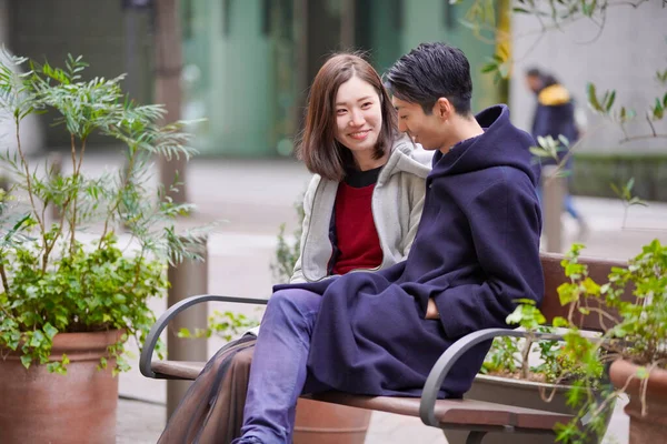 Asiatico Giapponese Giovani Amanti Parlando All Aperto Sorridente Intimamente — Foto Stock