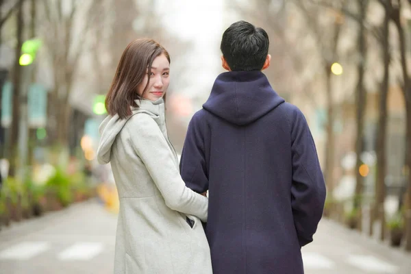 Asiático Japonés Jóvenes Amantes Hablando Aire Libre Sonriente Íntimamente —  Fotos de Stock