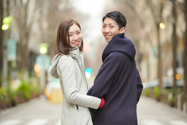 Азіатські Японські Молоді Коханці Розмовляють Надворі Усміхаються Інтимно — стокове фото