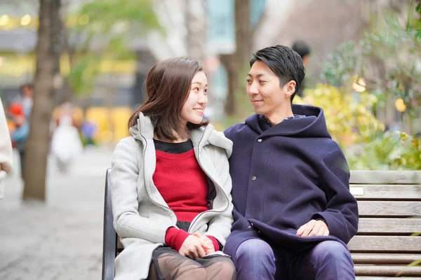 Asiático Japonés Jóvenes Amantes Hablando Aire Libre Sonriente Íntimamente —  Fotos de Stock