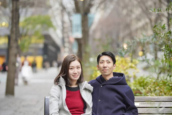 Asyalı Japonca Genç Aşıklar Dışarıda Konuşuyorlar Gülüyorlar Samimi Olarak — Stok fotoğraf