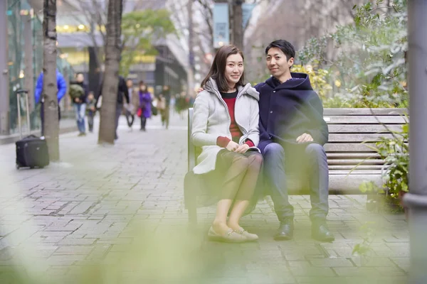 Азиатские Японские Молодые Влюбленные Разговаривают Открытом Воздухе Улыбаются Тесно — стоковое фото
