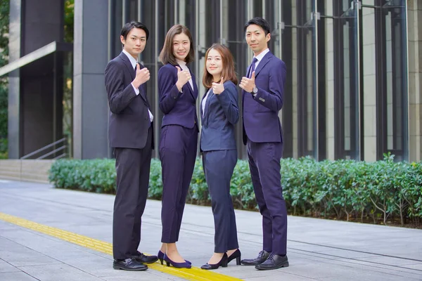 Ein Team Asiatischer Geschäftsleute Posiert Für Den Daumen Nach Oben — Stockfoto